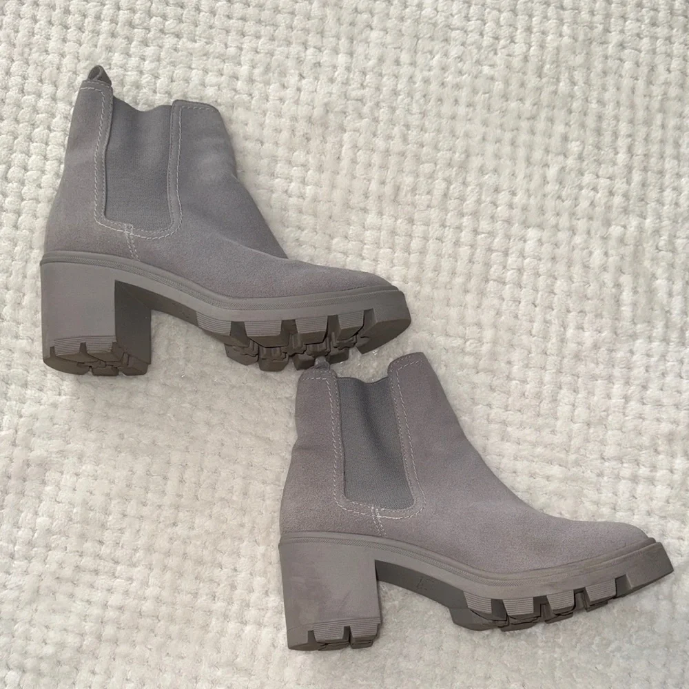 ✨ EUC Splendid Gray Suede Chelsea Ankle Boots – Women’s Size 7 ✨
